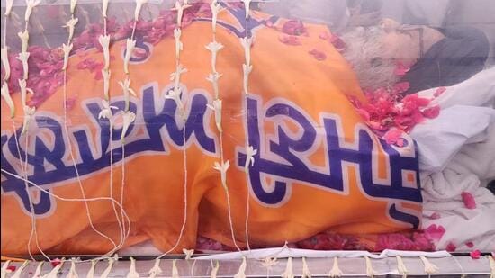The body of Shiromani Akali Dal patriarch Parkash Singh Badal draped in the SAD flag at the party headquarters on Wednesday. (Ravi Kumar/HT) The body of Shiromani Akali Dal patriarch Parkash Singh Badal draped in the SAD flag at the party headquarters on Wednesday. (Ravi Kumar/HT)