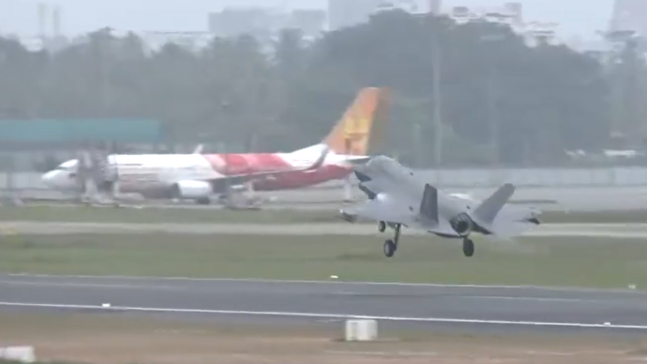 British F-35B stuck in Thiruvananthapuram: Stranded UK fighter jet ...