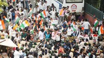 Bihar job aspirants detained after clash with police during Lok Bhavan march. Photo credit: ANI Bihar job protests: Aspirants detained after police scuffle during Lok Bhavan march