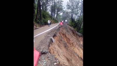 A large section of the Mandi-Pathankot highway sank after heavy rainfall near Mandi on Sunday. The road was closed for heavy vehicles. (Birbal Sharma/HT) A large section of the Mandi-Pathankot highway sank after heavy rainfall near Mandi on Sunday. The road was closed for heavy vehicles. (Birbal Sharma/HT)