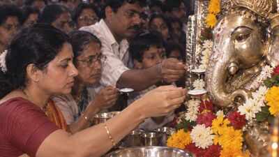 People offering milk to Lord Ganesha 31 years ago, Ganesha ‘drank’ milk and India went viral: How a September 21, 1995 claim spread from temple to temple, crossed borders within hours and became a global story without social media