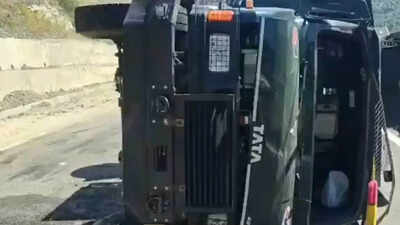 Five BSF jawans injured after vehicle overturns on Jammu-Srinagar National Highway BSF truck overturns, 5 officials hurt in Ramban; man dies in Doda accident