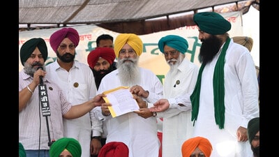Punjab agriculture minister Gurmeet Singh Khudian hands over an assurance letter to farmer leaders at their protest site in Mohali on Monday. (Ravi Kumar/HT) Punjab agriculture minister Gurmeet Singh Khudian hands over an assurance letter to farmer leaders at their protest site in Mohali on Monday. (Ravi Kumar/HT)