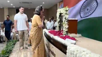 Congress leaders paid homage to former PM Manmohan Singh Kharge, Sonia and Rahul pay homage to late PM Manmohan Singh