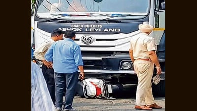 A police official inspecting the accident site on Mall Road in Ludhiana. (HT) A police official inspecting the accident site on Mall Road in Ludhiana. (HT)