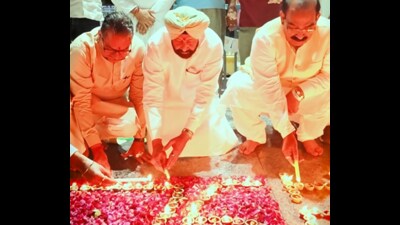 Punjab BJP president Kewal Singh Dhillon, party in-charge Satish Poonia and former state president Ashwani Sharma lighting diyas at the Pathankot railway station. (Videgrab) Punjab BJP president Kewal Singh Dhillon, party in-charge Satish Poonia and former state president Ashwani Sharma lighting diyas at the Pathankot railway station. (Videgrab)