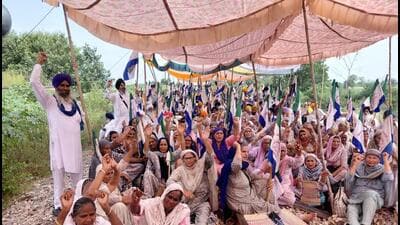 Kisan Mazdoor Morcha (KMM) activists raising slogans against the state government while blocking the Amritsar-New Delhi railway track at Devidaspura village near Jandiala Guru on Thursday. (Sameer Sehgal/HT) Kisan Mazdoor Morcha (KMM) activists raising slogans against the state government while blocking the Amritsar-New Delhi railway track at Devidaspura village near Jandiala Guru on Thursday. (Sameer Sehgal/HT)
