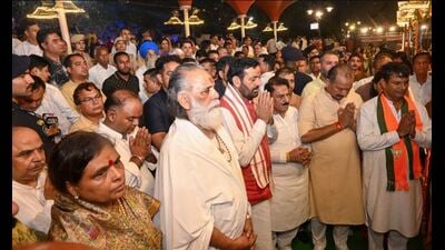 In Kurukshetra, the CM participated in various programmes on the banks of holy Brahma Sarovar including a blood donation camp, deep daan and aarti (HT Photo) In Kurukshetra, the CM participated in various programmes on the banks of holy Brahma Sarovar including a blood donation camp, deep daan and aarti (HT Photo)