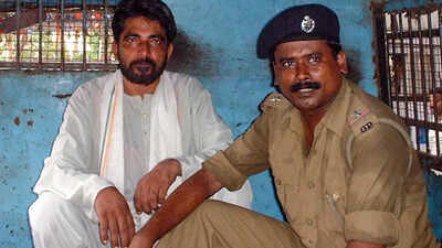 The Odisha government had rejected a plea of Hindutva activist Dara Singh for premature release from prison in the murder of Australian missionary Graham Staines SC allows Dara Singh to challenge Odisha's remission plea rejection