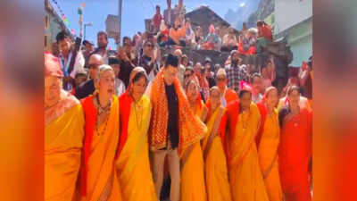 Uttarakhand CM Dhami joins women in traditional Chachani dance during Badrinath visit Uttarakhand CM Dhami joins women in traditional Chachani dance during Badrinath visit