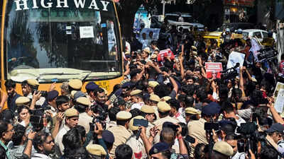 Delhi Police accused of misconduct with female journalist at Jantar Mantar.. Delhi court grants bail to 17 students, journalists arrested during CEC protest