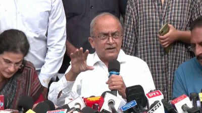 Prashant Bhushan addresses a press conference ‘Government hell-bent on crushing electoral democracy’: Prashant Bhushan calls for regime change amid anti-CEC protests