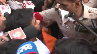 CJP founder Abhijeet Dipke detained as he tries to leave for CP's 'Tiranga Yatra'. 'I am alone': CJP's Dipke argues with cops during detention ahead of Tiranga march - watch