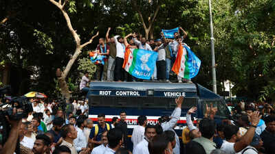 Congress youth wing workrs protesting at Jantar Mantar Oppn MPs reach Jantar Mantar for fresh protest against CEC - top developments