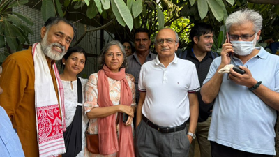Jantar Mantar protest: Yogendra Yadav, Prashant Bhushan lead march amid police crackdown Neha Bora, Yogendra Yadav lead march in Delhi after CJP leaders detained