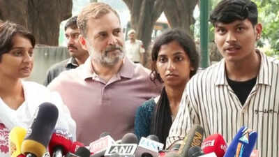 'Nafrat ka jawab pyar se diya jaega': Rahul Gandhi stands with injured NSUI protesters Rahul Gandhi stands with injured NSUI protesters, says 'nafrat ka jawab pyar se diya jaega'