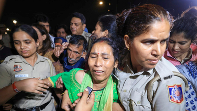 Congress backs parents as Delhi Police break up overnight dharna ‘Stop protecting the VIP’: Ankita Bhandari's parents detained after overnight protest over governor appointment