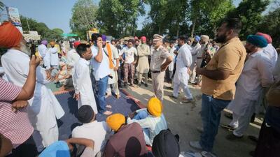 Protesters blocking the Bathinda-Talwandi Sabo road near Kotshamir village in response to the Punjab Bandh call on Thursday. (Sanjeev Kumar/HT) Protesters blocking the Bathinda-Talwandi Sabo road near Kotshamir village in response to the Punjab Bandh call on Thursday. (Sanjeev Kumar/HT)